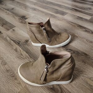 Ladies Size 7 Leather Zip Up Sneaker Booties